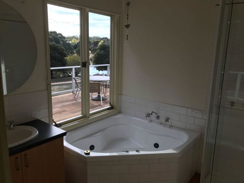 Lakeside Conti Villas - Kempsey Accommodation 3