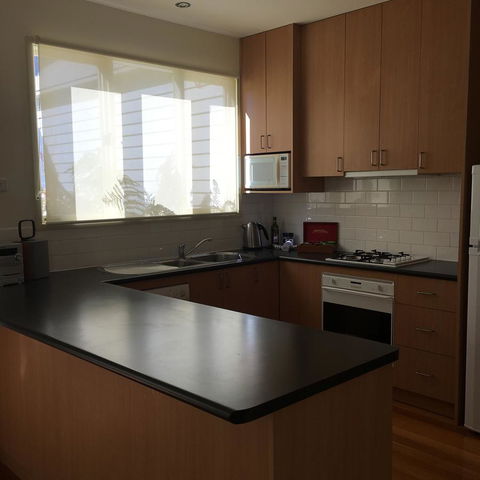 Lakeside Conti Villas - Kempsey Accommodation 5