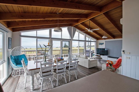 Stunning Waterfront Only 10 Minutes To Phillip Island - FREE EV UNIT 7kW For Electric Cars - Pet Friendly, Fireplace FREE WIFI Wine & Chocolates - Kempsey Accommodation 0