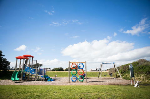 Stunning Waterfront Only 10 Minutes To Phillip Island - FREE EV UNIT 7kW For Electric Cars - Pet Friendly, Fireplace FREE WIFI Wine & Chocolates - Kempsey Accommodation 8