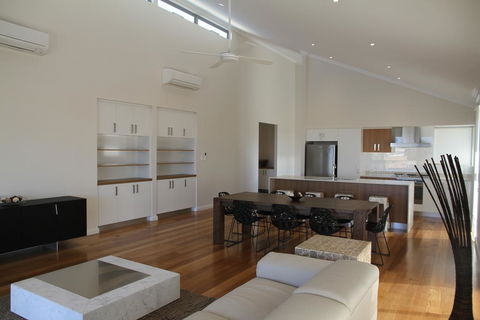 The Carnarvon Luxury Canal Home - Kempsey Accommodation 3