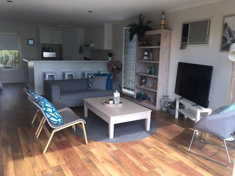 The Esplanade Holiday Home - Kempsey Accommodation 3