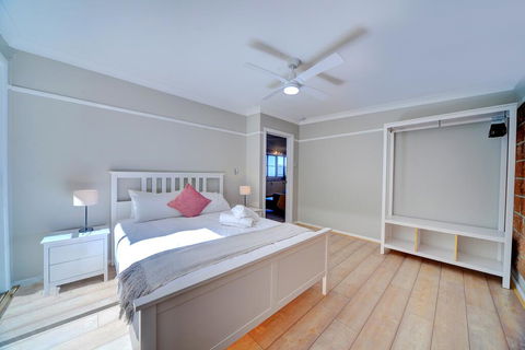 The Hillside Cottage - Kempsey Accommodation 2