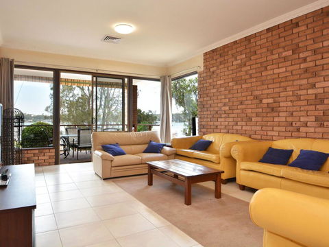 The House On The Lake @ Fishing Point, Lake Macquarie - Honestly Put The Line In And Catch Fish - Kempsey Accommodation 3