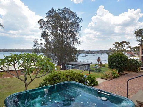 The House On The Lake @ Fishing Point, Lake Macquarie - Honestly Put The Line In And Catch Fish - Kempsey Accommodation 1