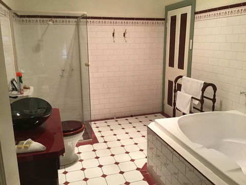 The Olde Devonshire House - Kempsey Accommodation 3