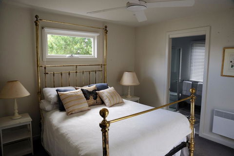 The Red Feather Inn - Kempsey Accommodation 0