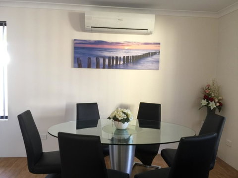 The Royal Dolphin Holiday Home - Kempsey Accommodation 3