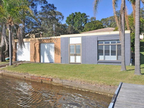 The Studio On The Lake @ Fishing Point, Lake Macquarie - Honestly Put The Line In And Catch Fish - Kempsey Accommodation 1