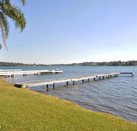 The Studio on the Lake  Fishing Point Lake Macquarie - honestly put the line in and catch fish - Kempsey Accommodation