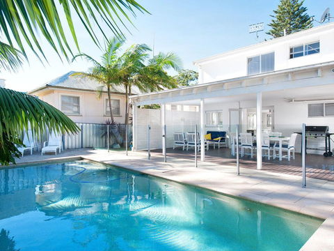 The White House', 25 Tomaree Road - Fantastic House With Pool, Linen FOXTEL & WII-U - Kempsey Accommodation 0
