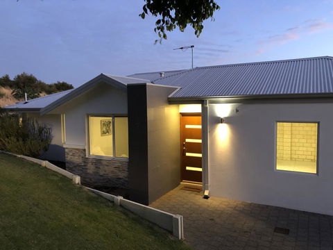 Three Bedroom, Two Bathroom Family Home - Kempsey Accommodation 0
