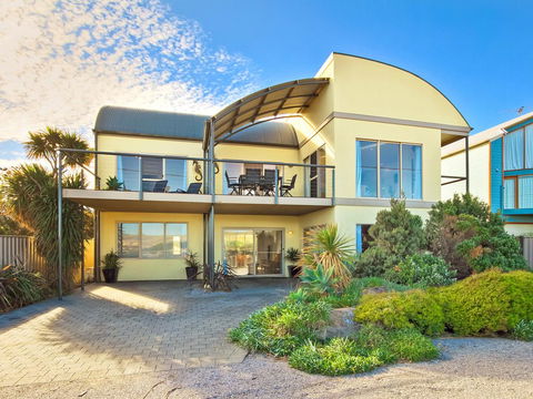 Through The Looking Glass - Kempsey Accommodation 1