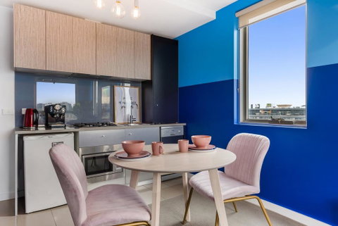 Trendy And Central One Bed Apartment With Views - Kempsey Accommodation 3