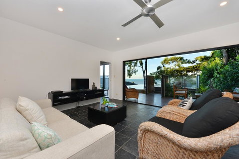 Trinity Beach Hideaway - Kempsey Accommodation 1