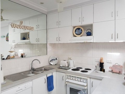 Trinity Beach POOLSIDE Apartment - Kempsey Accommodation 2