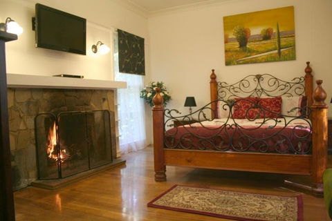 Tudor Cottages - Kempsey Accommodation 0
