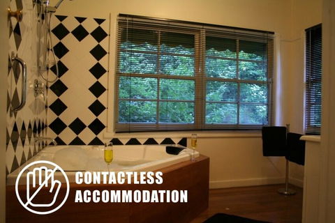 Tudor Cottages - Kempsey Accommodation 3
