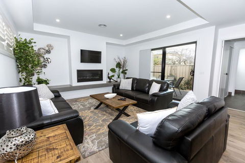 TWO TEN Sleeps 10! Luxury CBD Accommodation - Kempsey Accommodation 0