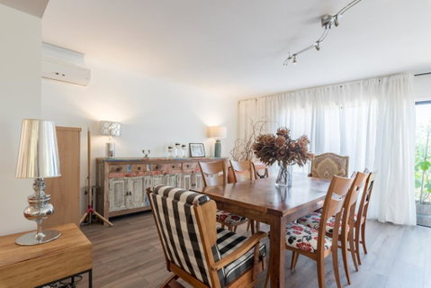 ULTRA SPACIOUS STYLISH HOME IN PRESTONS - SYDNEY - Kempsey Accommodation 1