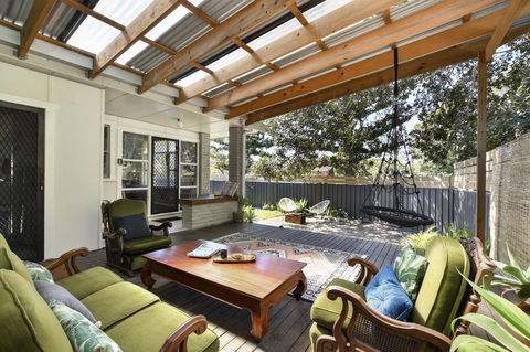 UMINA BEACH KOKOMO- Walk To The Beach, FAMILY And PET FRIENDLY Set Of 3 Vintage Original Holiday Flats & Vintage Caravan And Bat - Kempsey Accommodation 2