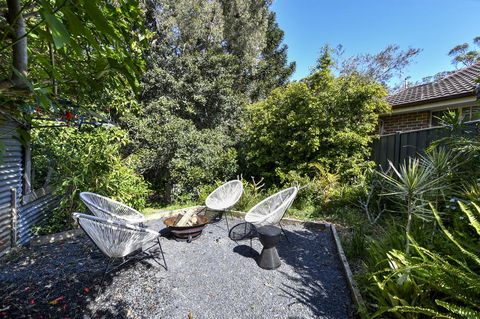 UMINA BEACH KOKOMO- Walk To The Beach, FAMILY And PET FRIENDLY Set Of 3 Vintage Original Holiday Flats & Vintage Caravan And Bat - Kempsey Accommodation 3