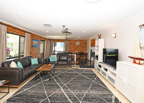Urangan Harbour Bungalow - Kempsey Accommodation 3