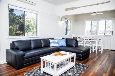 Urangan Harbour Cottage - Kempsey Accommodation 0