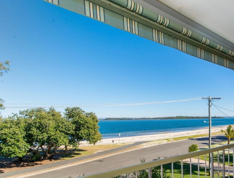 VIEWS VIEWS VIEWS! Front Top Floor Waterfront Unit - Chnook Apartments South Esp, Bongaree - Kempsey Accommodation 0