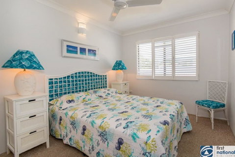 VIEWS VIEWS VIEWS! Front Top Floor Waterfront Unit - Chnook Apartments South Esp, Bongaree - Kempsey Accommodation 2