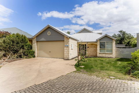 WALKIN' ON SUNSHINE - Kempsey Accommodation 0