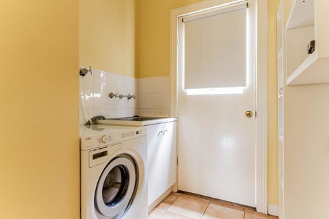 WALKIN' ON SUNSHINE - Kempsey Accommodation 3