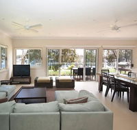 Wangi Lakehouse - renovated Lake Macquarie lakefront Location - Kempsey Accommodation