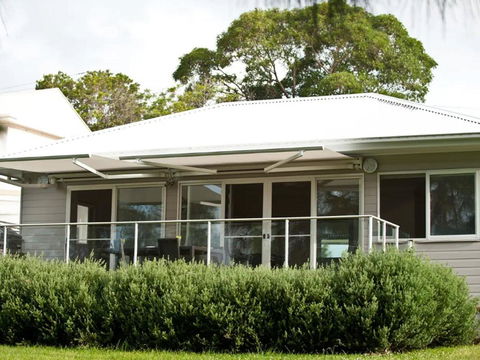 Wangi Lakehouse - Renovated Lake Macquarie Lakefront Location - Kempsey Accommodation 2