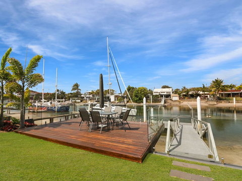 WATERFRONT HOME BORDERING MOOLOOLABA - Kempsey Accommodation 1