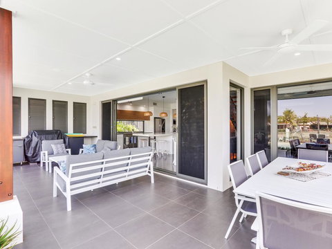 WATERFRONT HOME BORDERING MOOLOOLABA - Kempsey Accommodation 2