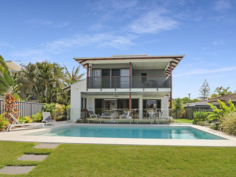 WATERFRONT HOME BORDERING MOOLOOLABA - Kempsey Accommodation 0