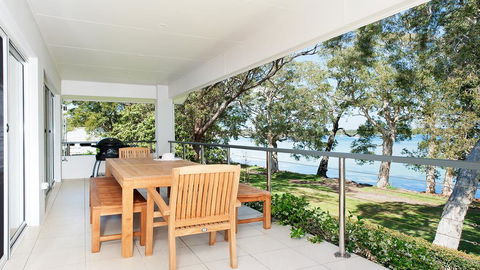 Waterfront Serenity - Luxury Home With Grand Views - Kempsey Accommodation 2