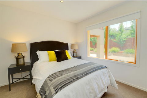 Newington Lakehouse - Kempsey Accommodation 6