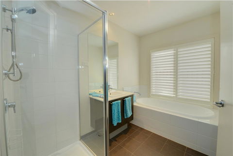 Newington Lakehouse - Kempsey Accommodation 2