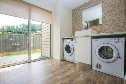 Amber Mist Villa Two - Kempsey Accommodation 13