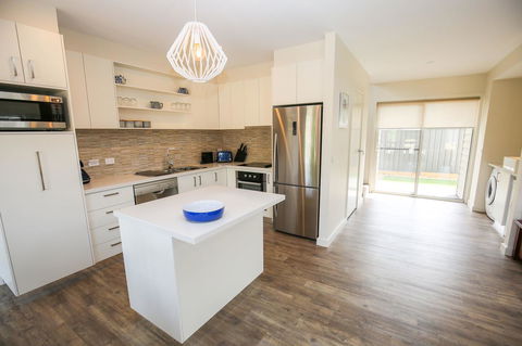 Amber Mist Villa Two - Kempsey Accommodation 8