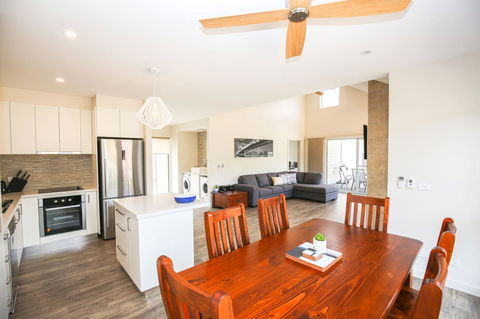 Amber Mist Villa Two - Kempsey Accommodation 15