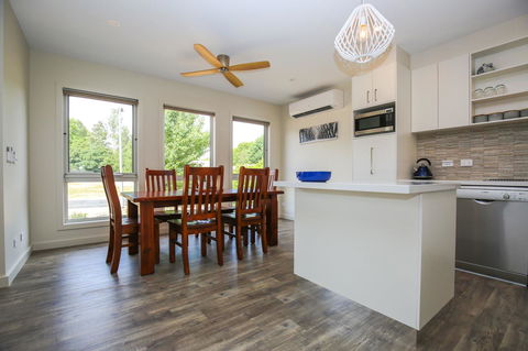 Amber Mist Villa Two - Kempsey Accommodation 17