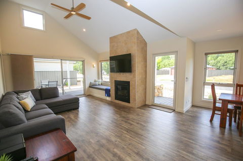 Amber Mist Villa Two - Kempsey Accommodation 1