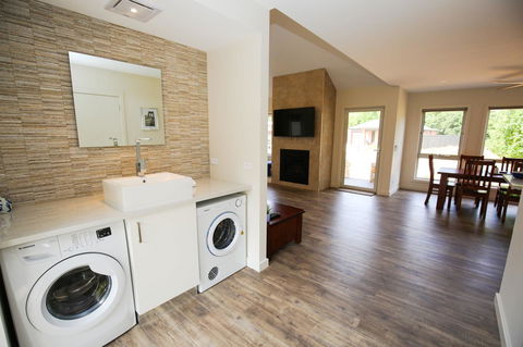 Amber Mist Villa Two - Kempsey Accommodation 12