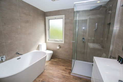 Amber Mist Villa Two - Kempsey Accommodation 3