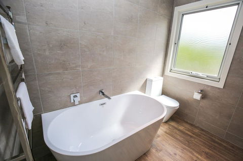 Amber Mist Villa Two - Kempsey Accommodation 2