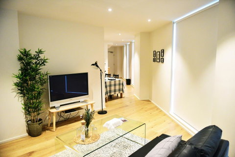 Superb Habour View/ Stylish Apartment / Landmark Building/ Free Tram - Kempsey Accommodation 9