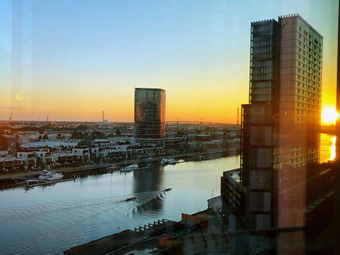 Superb Habour View/ Stylish Apartment / Landmark Building/ Free Tram - Kempsey Accommodation 24